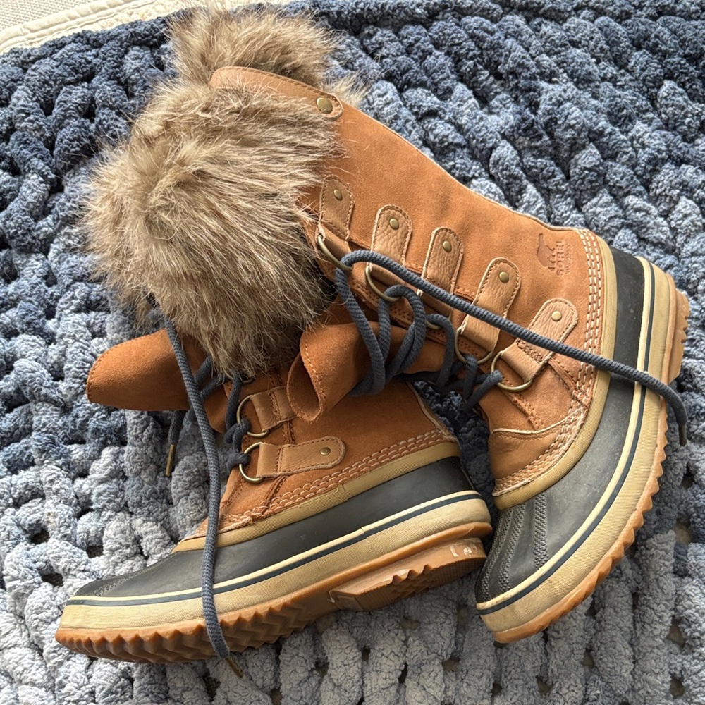 Sorel Joan of Arctic Brown and Navy Winter Boots